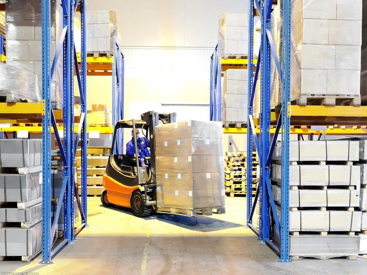 Heftruck in een distributieloods